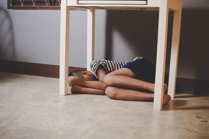 Copil de 9 ani, în comă: Medicii l-au găsit în casa familiei acoperit de muște și viermi