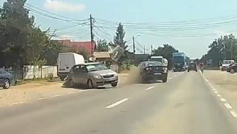 Accident cumplit după ce un șofer a pătruns pe contrasens / VIDEO