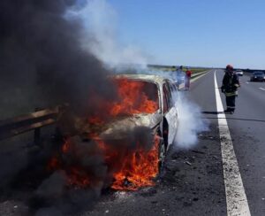 Mașină cuprinsă de flăcări, pe autostradă. Autoturismul a ars în proporție de 80%