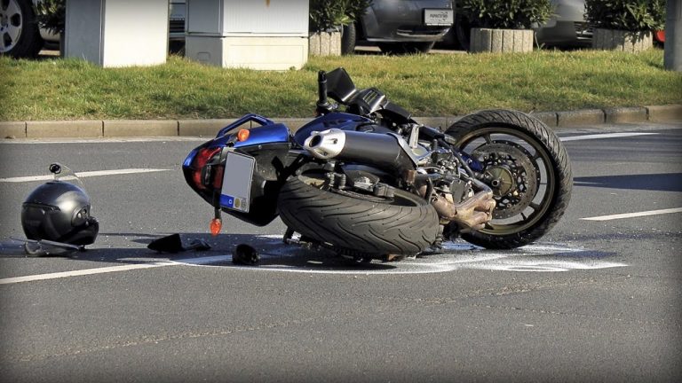 Nesimțire fără limite.  Un motociclist care a murit într-un accident de circulație a fost jefuit de bani, ceasul de la mână, lănțișorul de aur și acte