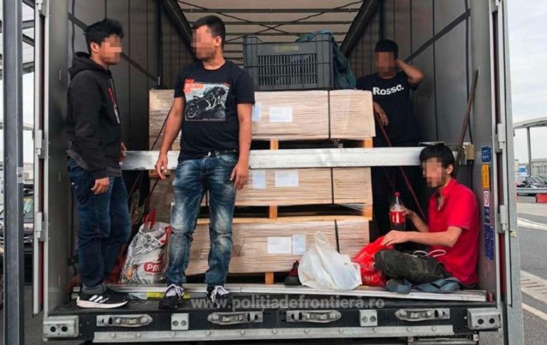 Patru migranţi, depistaţi ascunşi într-un camion în timp ce încercau să treacă ilegal graniţa