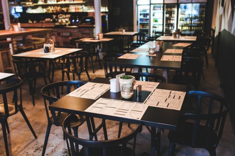 Restaurantele și cafenelele din mai multe localități din vestul țării își închid spațiile interioare