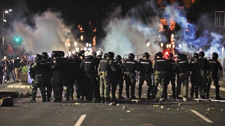 Gaze lacrimogene şi răniţi, în a doua seară de proteste din Belgrad şi Novi Sad VIDEO