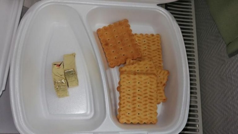 Cină la spital: cinci biscuiți și două triunghiuri de brânză topită