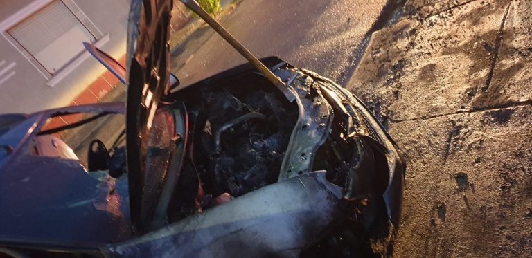 Mașină incendiată de persoane necunoscute, în vestul țării FOTO