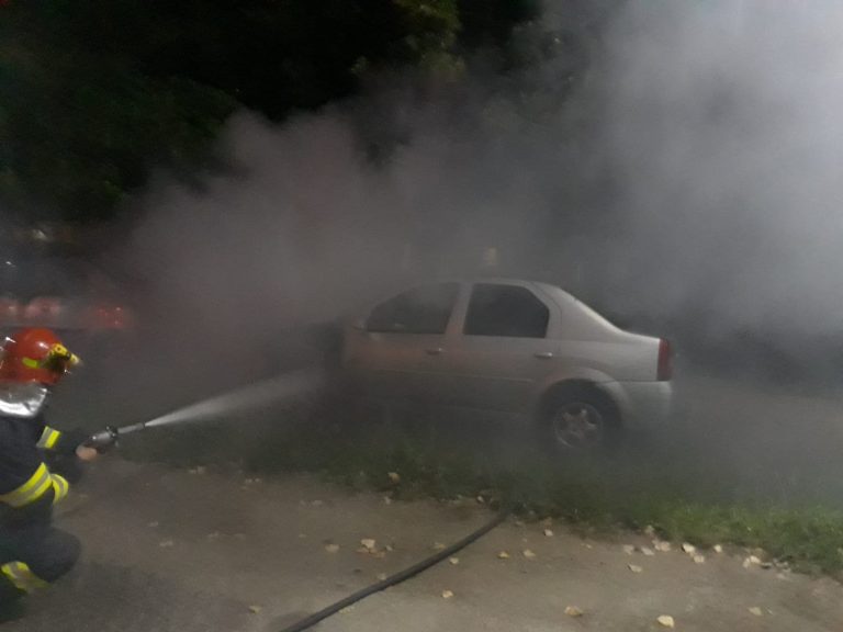 Mașină incendiată lângă gară