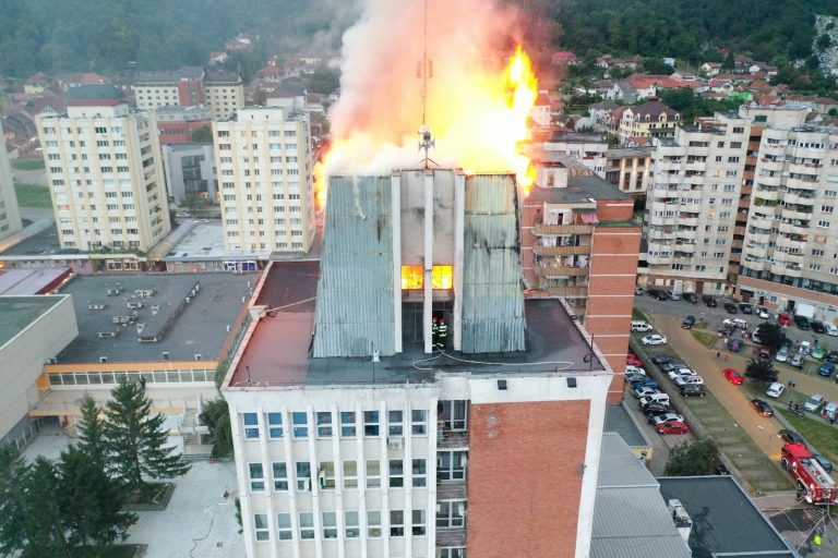 Acoperișul Palatului Administativ din Reșița a ars din cauza unui muncitor neatent
