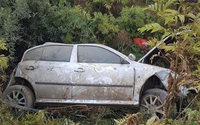 S-a rostogolit cu maşina aproape 100 de metri, după ce a derapat pe noroiul de pe DN7 VIDEO