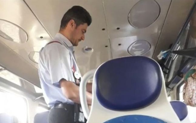 Controlor de tren filmat fără mască. „Le purtăm de proşti” VIDEO