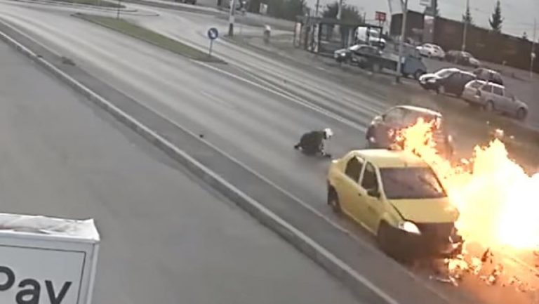 O femeie a lovit intenționat un polițist în trafic, iar motocicleta lui a explodat la impactul cu altă mașină / VIDEO