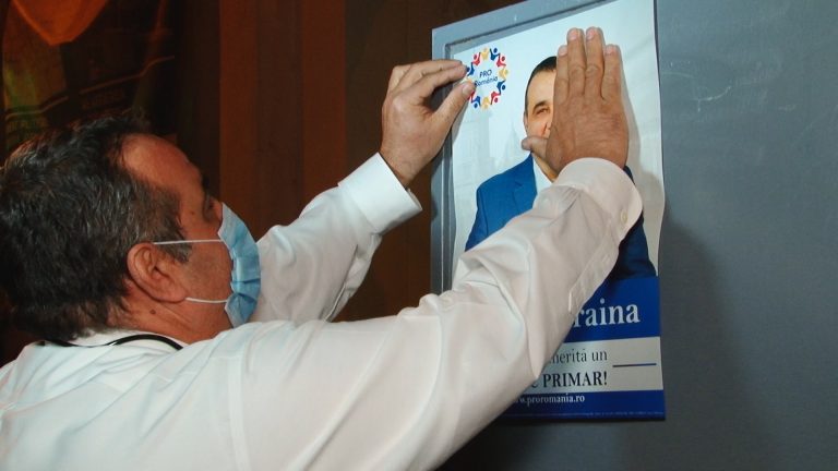Campania electorală a început cu primele afișe lipite în centrul orașului, în miez de noapte FOTO-VIDEO