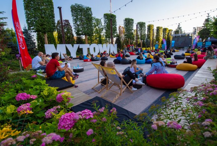 Outdoor Flight Cinema