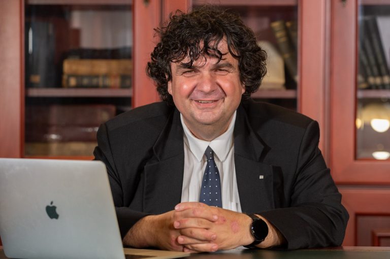 UPT a lansat, în premieră, o consultare publică internă pentru stabilirea modului de desfășurare a cursurilor