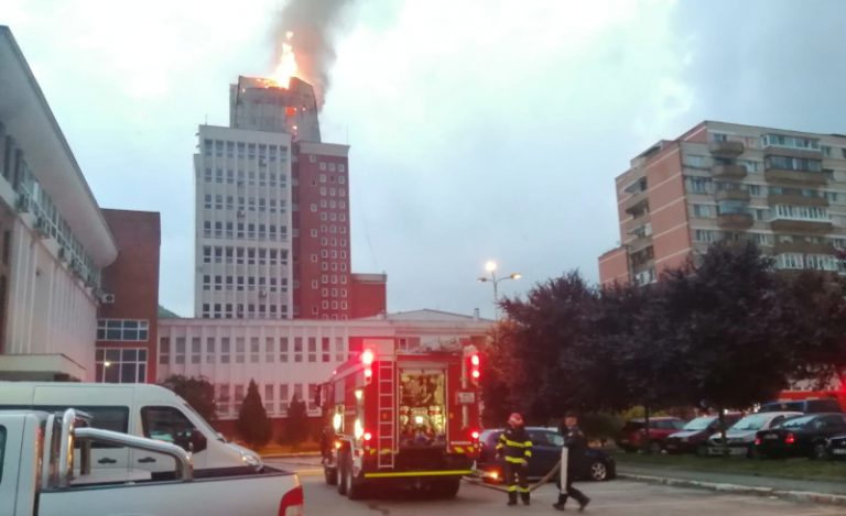 Clădirea Prefecturii din centrul civic al Reşiţei,  cuprinsă de flăcări / VIDEO