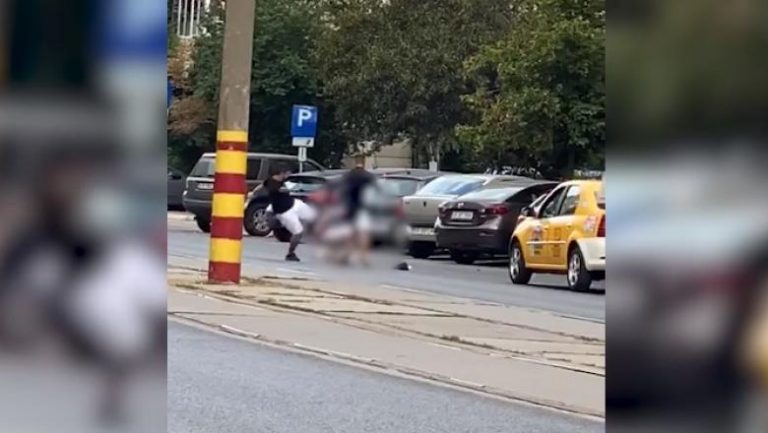 Taximetrist bătut până la inconștiență pe un bulevard central VIDEO