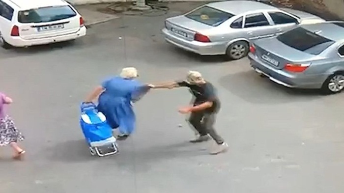 Atac în plină stradă. Femeie în vârstă, victima unui bărbat de 34 de ani / VIDEO