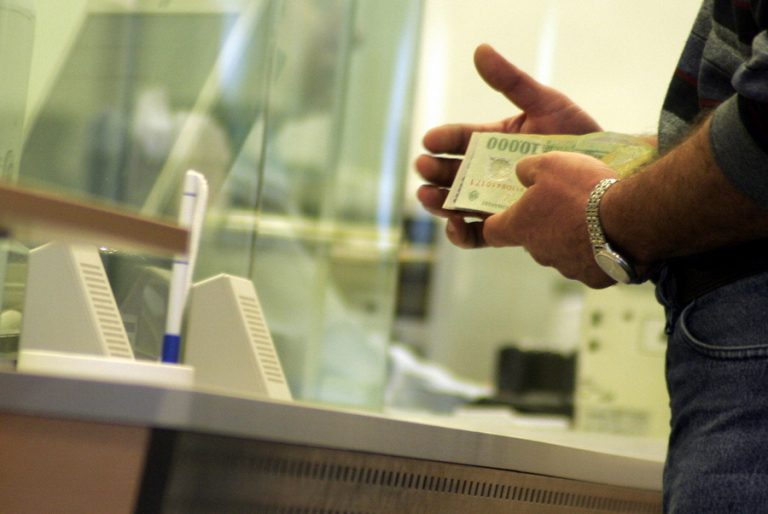 Ce se întâmplă cu cei care nu-și pot plăti ratele la bănci. Protecția Consumatorilor sare în ajutorul lor