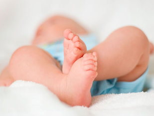 Bebeluş născut fără creier şi craniu, după ce mama lui nu a făcut investigaţiile specifice din sarcină. Multe gravide se tem de virus şi nu vin la medic