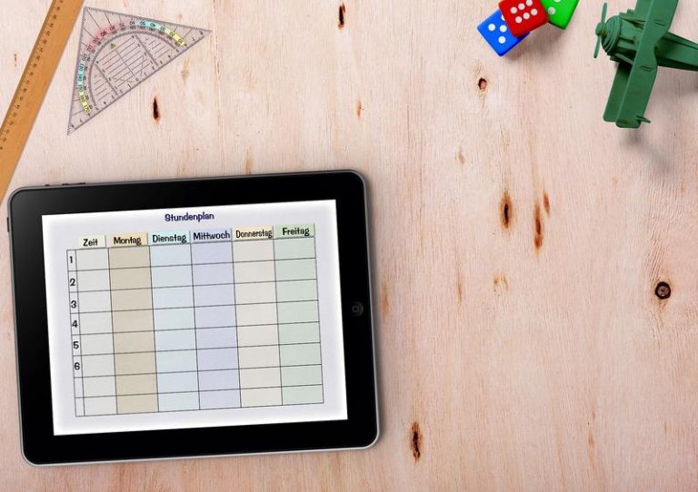 Care sunt criteriile pentru ca un elev să primească unul dintre cele 250.000 de dispozitive conectate la internet și cum se procedează