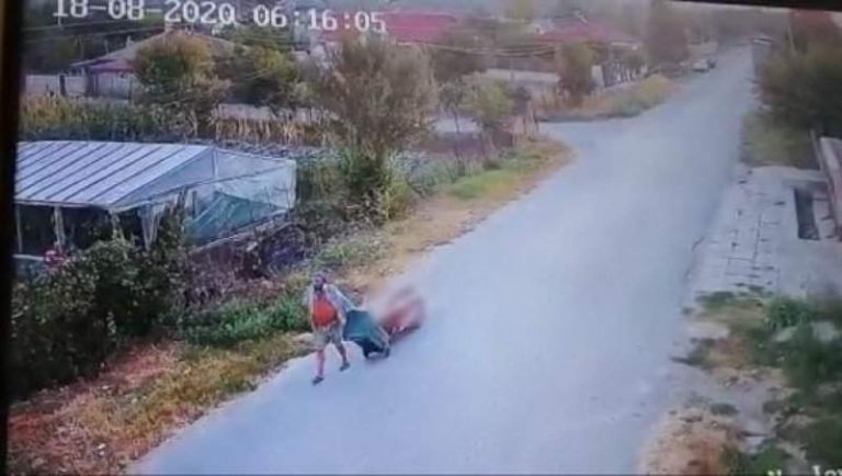 Un bărbat din Murfatlar și-a dus tatăl mort cu căruțul la cimitir. Polițiștii l-au trimis la Psihiatrie / Video