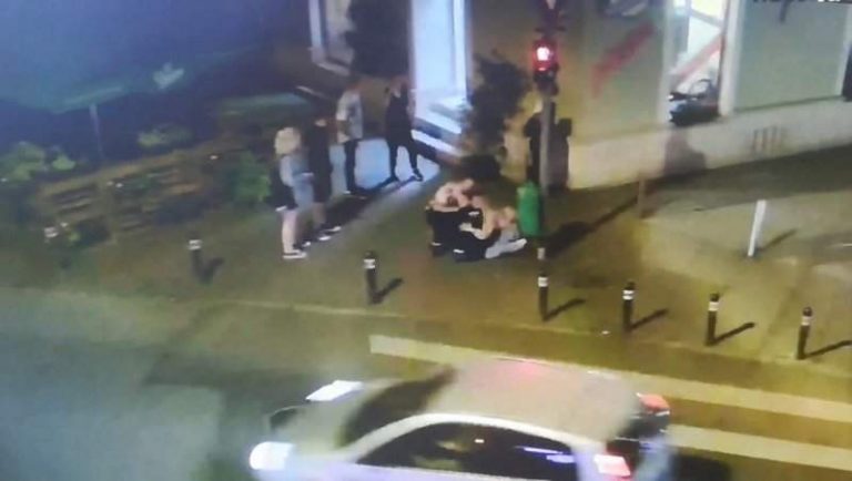 Un tânăr a murit înjunghiat, încercând să-și apere iubita de un bărbat care agresa fără motiv trecătorii VIDEO