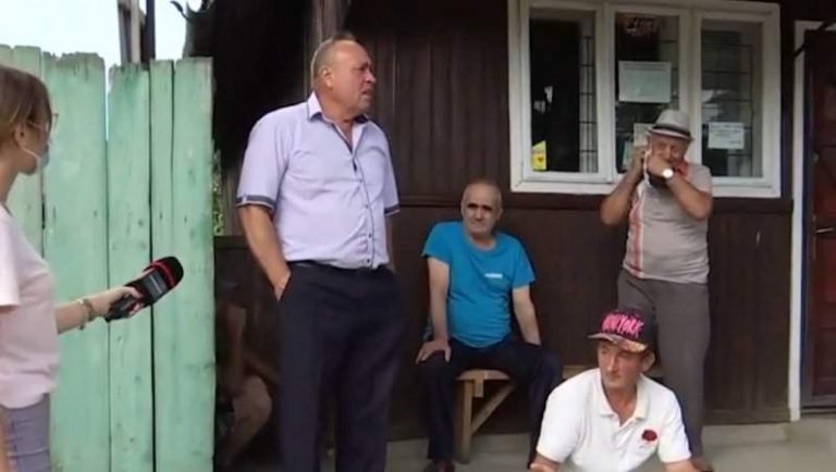 Epidemia de COVID-19, în satele românești: Oamenii apelează la tratamentul clasic, băutura / VIDEO