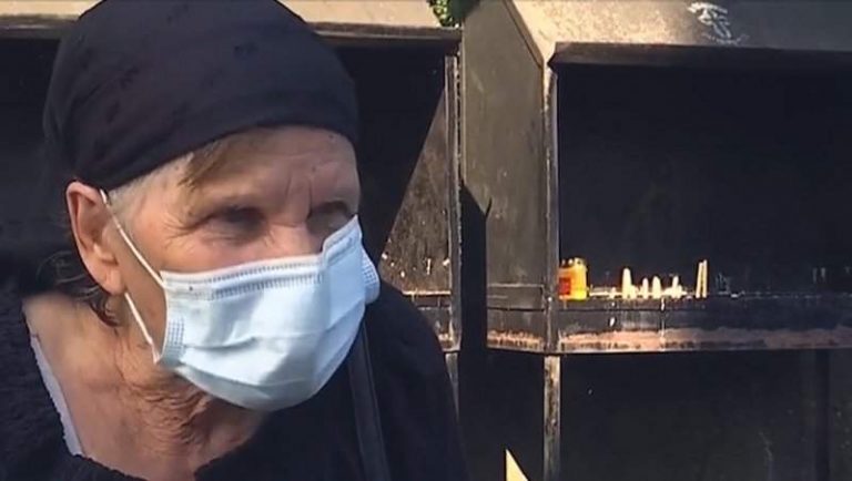 Și-au îngropat mortul după 3 săptămâni, demonstrând că nu avea Covid-19. Acum vor să dea spitalul în judecată