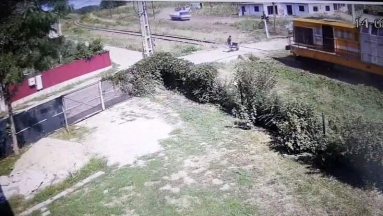Tragedie pe calea ferată: Copilul spulberat de tren avea 12 ani / VIDEO