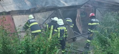 Incendiu puternic: zece garaje și două mașini, mistuite de flăcări