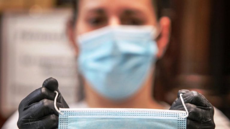 Caraș-Severin: mască în aer liber și terase închise la miezul nopții