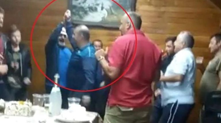 Primar și viceprimar filmați în timp ce dansau pe manele la o petrecere