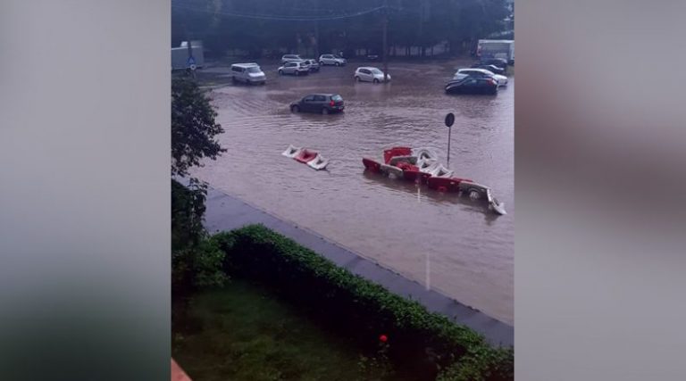 Ploaie torențială la Reșița cu străzi și mașini inundate /  VIDEO