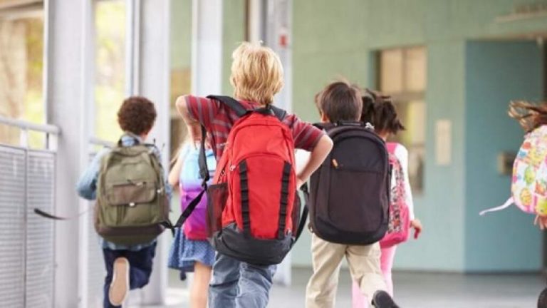 Precizări despre declarația pe proprie răspundere pe care trebuie să o semneze părinții