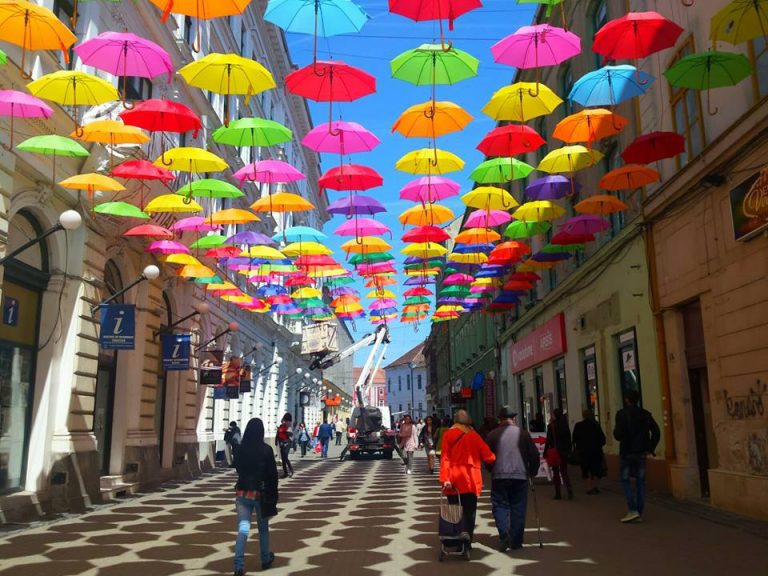 Mască de protecție pe malurile Begăi și fără cântăreți stradali pe strada Alba Iulia