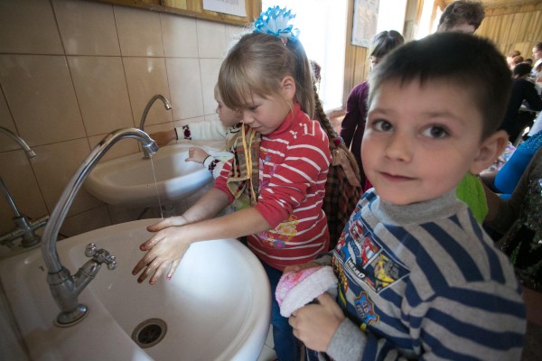Una din patru școli din România nu deține dotările minime necesare pentru spălatul mâinilor