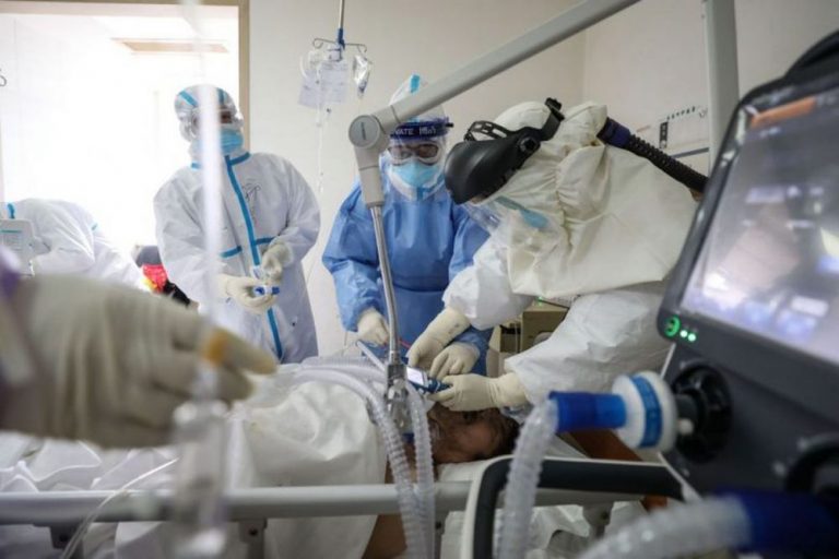 CJ Arad aşteaptă de două luni livrarea a 49 de ventilatoare contractate pentru spital