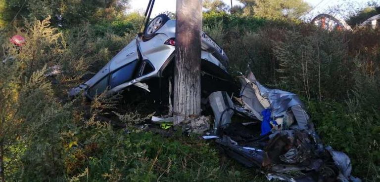 Accident teribil: Tânăr mort după ce a intrat cu mașina într-un copac. Motorul, găsit la 30 de metri de locul impactului