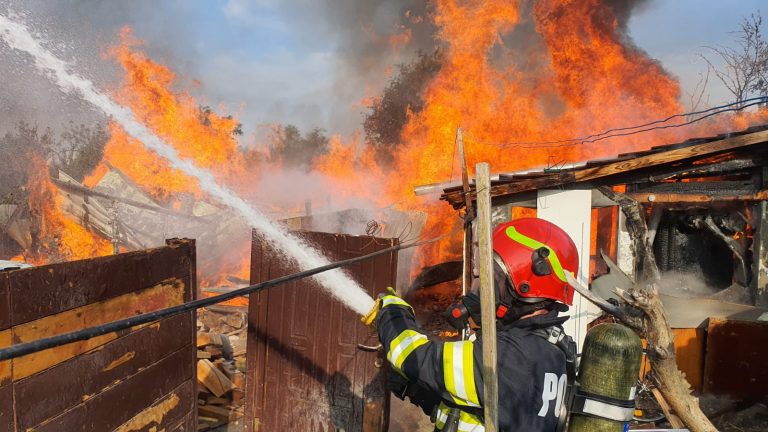 Pompierii timişoreni, în alertă: Incendiu puternic la o anexă