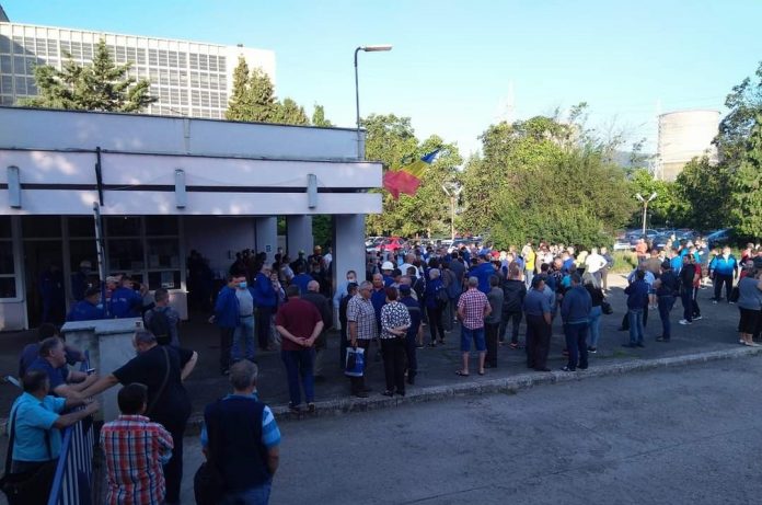 Peste 200 de salariaţi ai termocentralei Mintia protestează în curtea unităţii