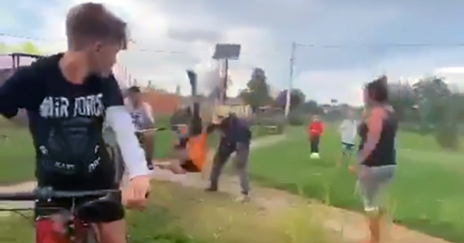 Copil bătut fără milă, în parc, de părinţii unui alt copil pe care l-a lovit cu o minge, în Timiș / VIDEO