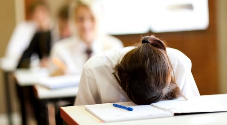 Situație incredibilă la o școală: Elevi cu dureri de ochi, după ce au fost uitaţi în clasă cu lampa UV aprinsă