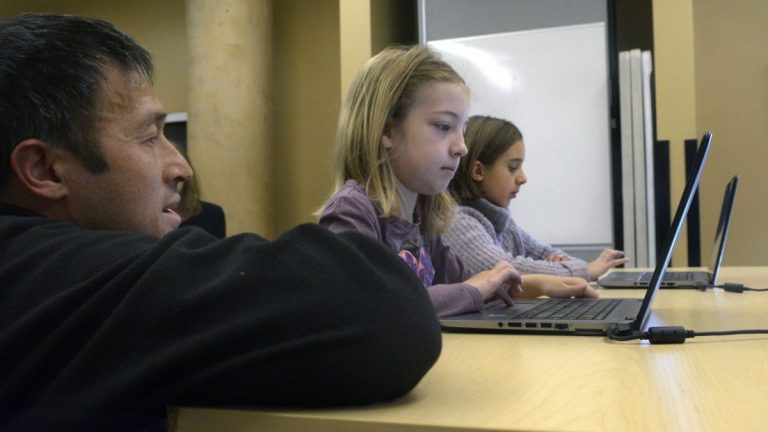 Aproape un sfert din școlile din ţară nu au acces la internet