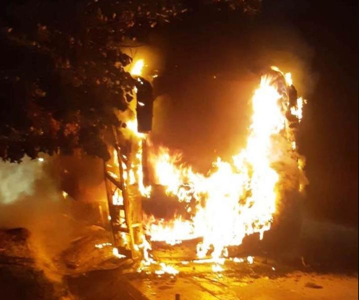 Autobuz distrus complet de flăcări. Focul a fost pus intenționat