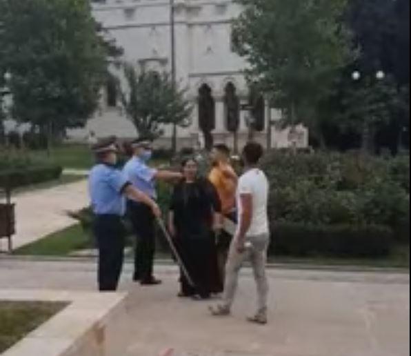 Scandal și bătaie în curtea unei catedrale. 19 persoane au fost duse la Poliție, trei fiind reținute VIDEO