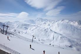 Vacanţa de iarnă este compromisă. Guvernul a anunţat interzicerea petrecerilor în staţiunile de schi