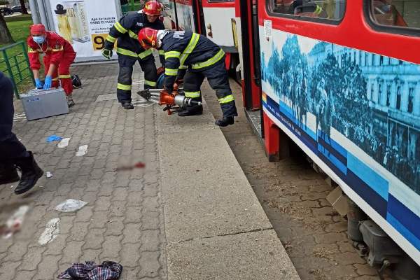 Un bărbat a căzut între vagoanele unui tramvai