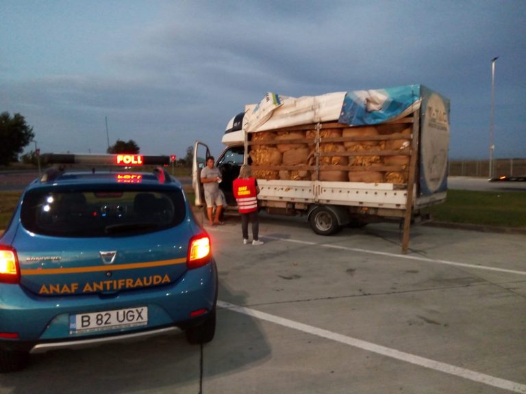 Peste 2.4 tone de tutun, confiscat de inspectorii antifraudă