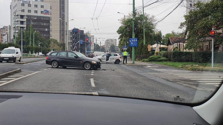 Autospecială de poliție, lovită de un BMW, în Timișoara
