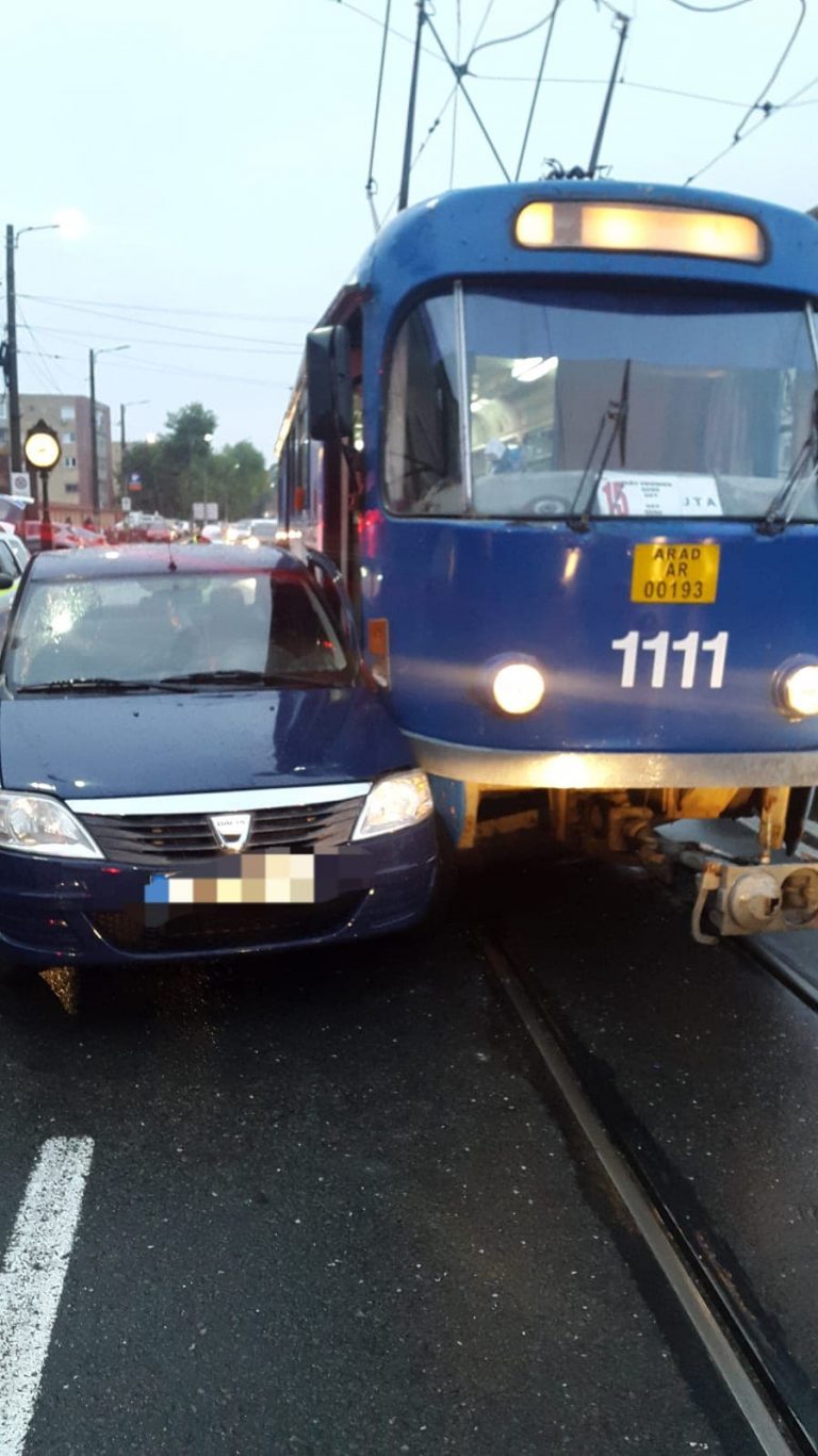 Accident între un tramvai și o mașină, în Arad