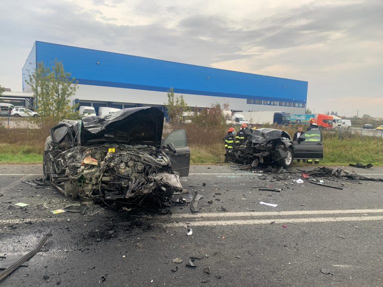 Trei răniți și două mașini distruse, într-un accident lângă Timișoara